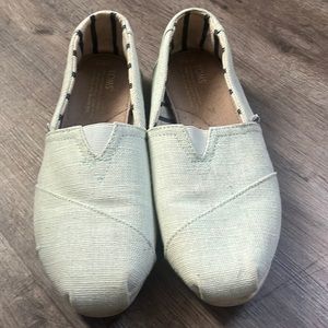 teal toms ; women’s size 8.5